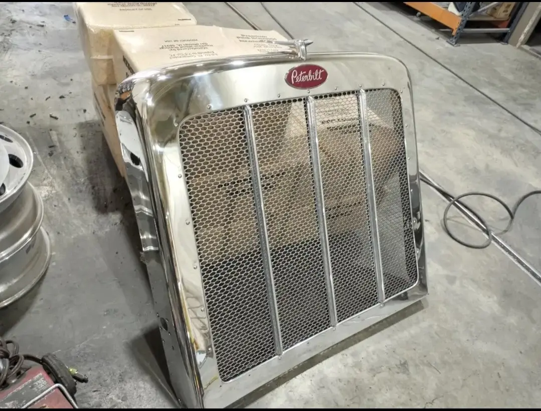 389 Peterbilt Grill - Image 3