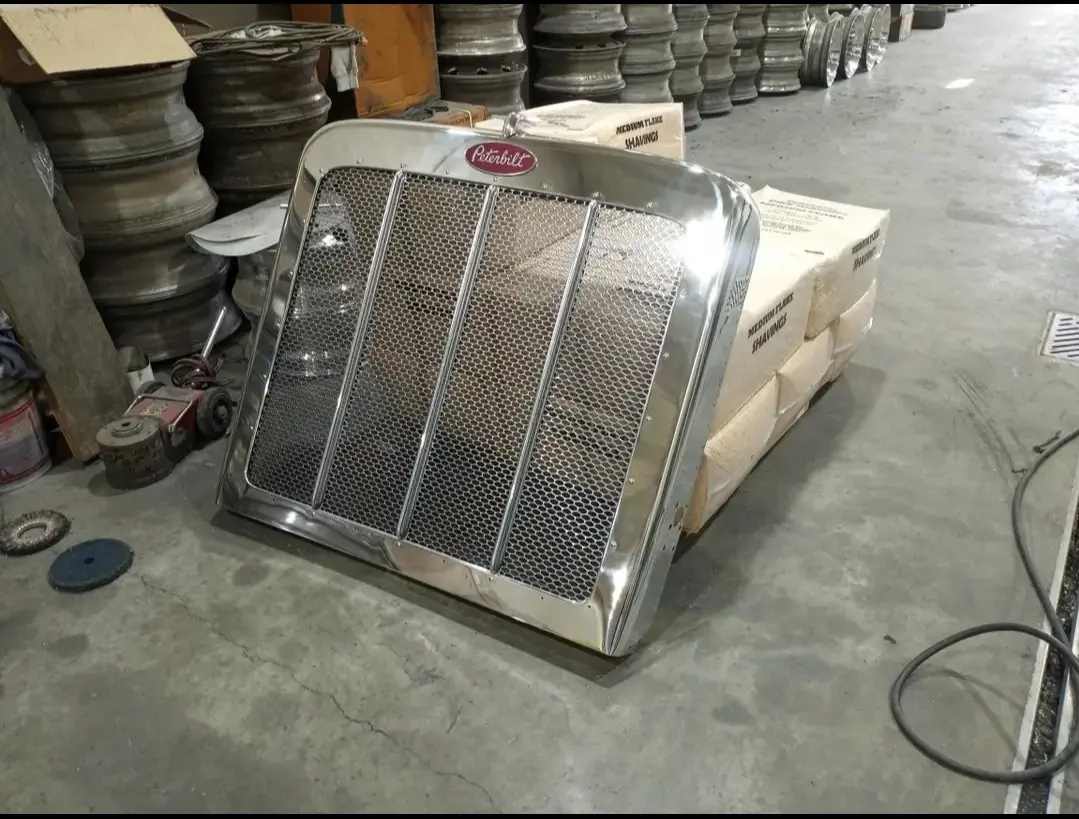 389 Peterbilt Grill - Image 2